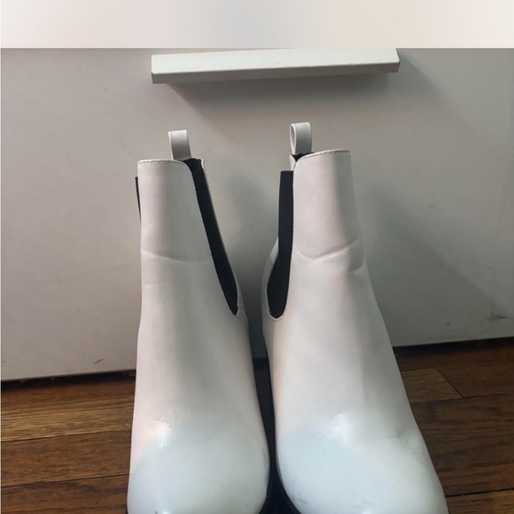Stylish White and Black Women's Ankle Boots - Picture 5 of 6